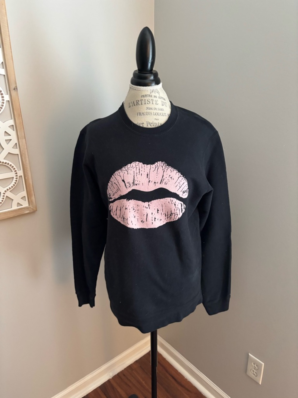 💋 GUC Black Sweatshirt with Pink Kiss Graphic